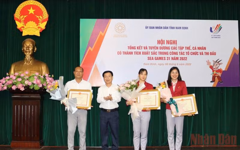 Chủ tịch UBND tỉnh Nam Định Phạm Đình Nghị trao tặng Bằng khen cho các vận động viên, huấn luyện viên xuất sắc tại SEA Games 31.