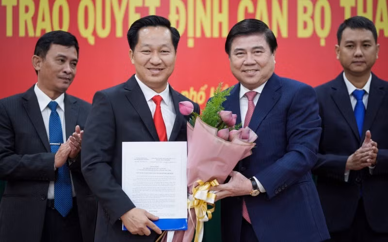 Đồng chí Nguyễn Thành Phong, Uỷ viên T.Ư Đảng, Chủ tịch UBND TP Hồ Chí Minh trao quyết định cho đồng chí Hoàng Tùng, Chủ tịch UBND TP Thủ Đức.