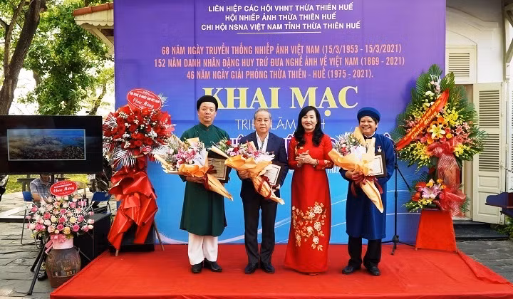 Hội Nghệ sĩ Nhiếp ảnh Việt Nam trao Kỷ niệm chương cho Chủ tịch UBND tỉnh Phan Ngọc Thọ, Bí thư Thành ủy Huế Phan Thiên Định và nhà văn Hồ Đăng Thanh Ngọc.