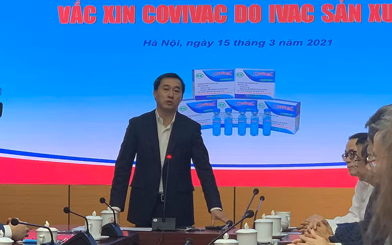 Thứ trưởng Y tế Trần Văn Thuấn phát biểu tại buổi lễ khởi động tiêm thử nghiệm.