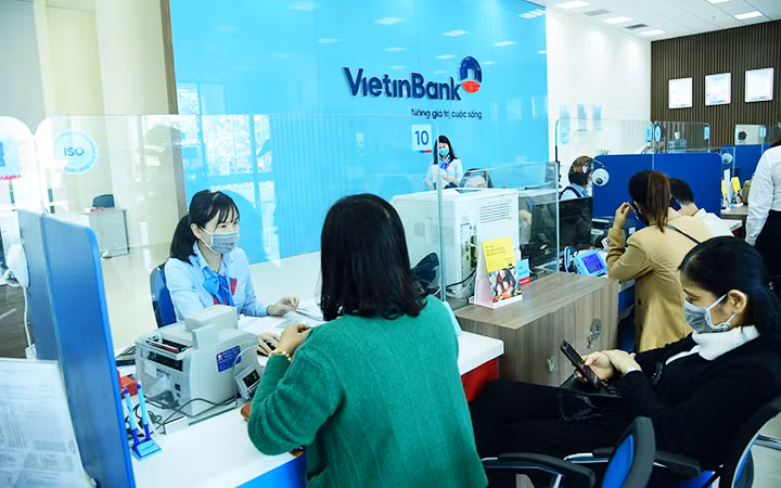 Khách hàng giao dịch tại chi nhánh Ngân hàng VietinBank.