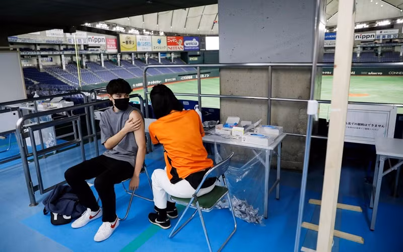 Tiêm vaccine tại Tokyo, Nhật Bản, ngày 16/8. (Ảnh: Reuters)