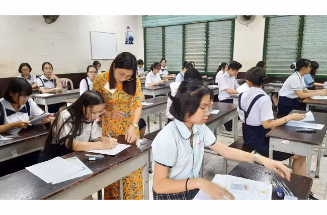 Các thí sinh làm thủ tục tuyển sinh vào lớp 10 THPT thành phố Hồ Chí Minh năm 2020.