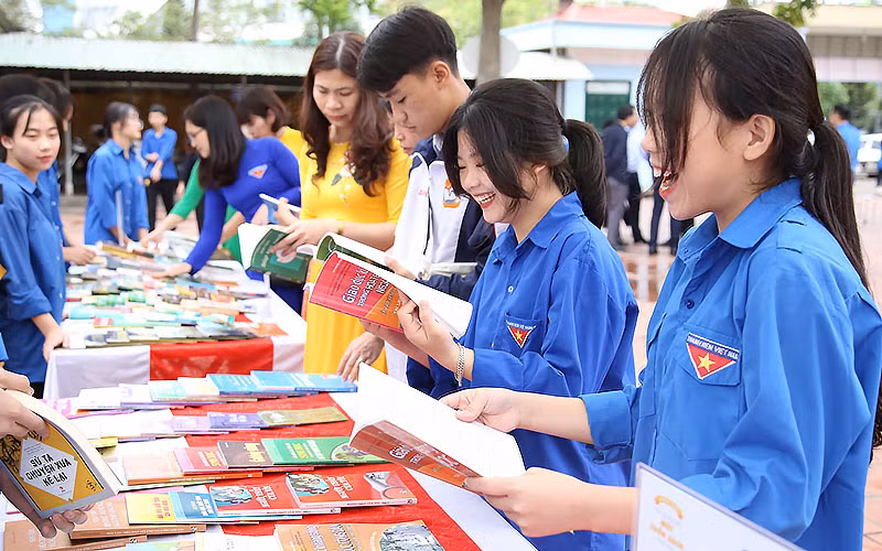 Các bạn trẻ hào hứng trải nghiệm tại Ngày hội "Mỗi thanh niên một cuốn sách làm bạn".