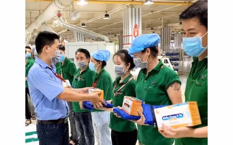 Tặng khẩu trang cho công nhân ở khu công nghiệp Nhơn Trạch.