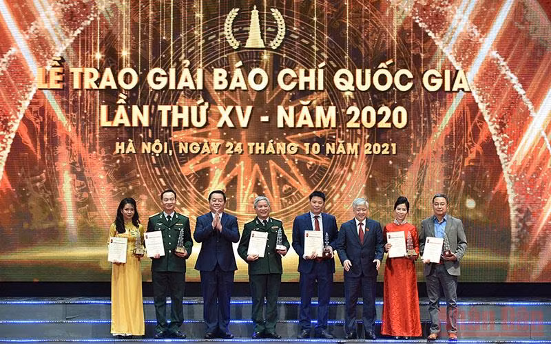 Chủ tịch nước trao Giải Đặc biệt Giải&nbsp;Báo chí Quốc gia tặng Báo Nhân Dân -0