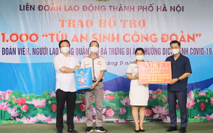 Liên đoàn Lao động Hà Nội trao quà An sinh Công đoàn tới người lao động quận Hai Bà Trưng vào tháng 9 vừa qua (Ảnh minh họa: An Trân).
