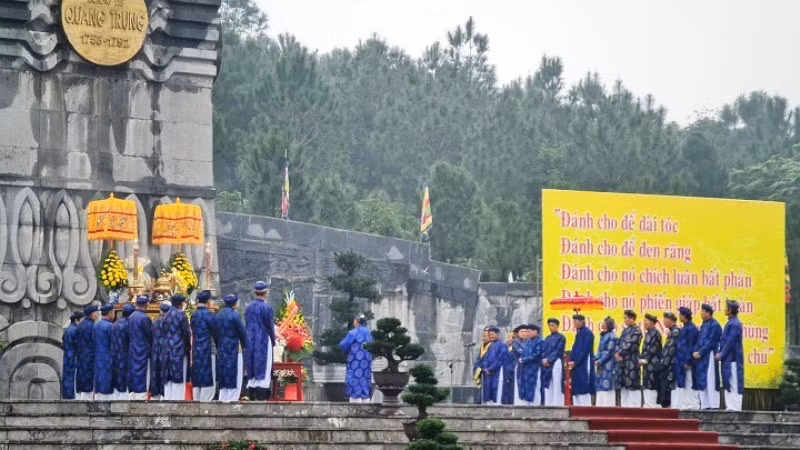 Dâng hương kỷ niệm 232 năm Quang Trung - Nguyễn Huệ lên ngôi Hoàng đế -0