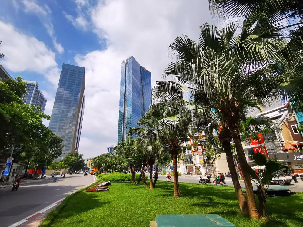 Cận cảnh đường Văn Cao - Liễu Giai trước khi thu hẹp dải phân cách mở rộng làn xe -0