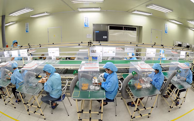 Công ty TNHH STRONICS Việt Nam, Khu công nghiệp Đình Trám (Bắc Giang) có 100% vốn Hàn Quốc, chuyên gia công lắp ráp các thiết bị điện tử.Ảnh: HỮU NGUYÊN