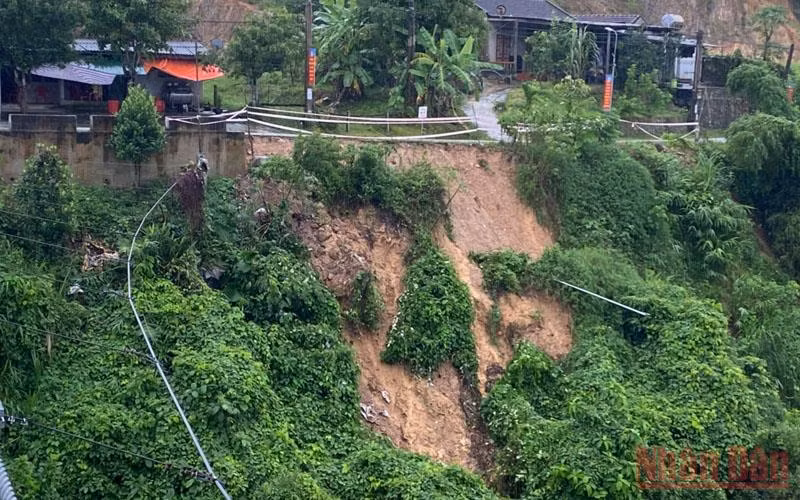 Mưa lớn khiến nhiều tuyến đường ở Vũ Quang (Hà Tĩnh) bị sạt lở nghiêm trọng. 