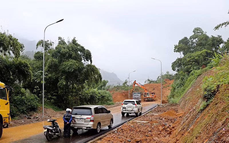 Mưa lớn gây sạt lở tại Hoà Bình -0