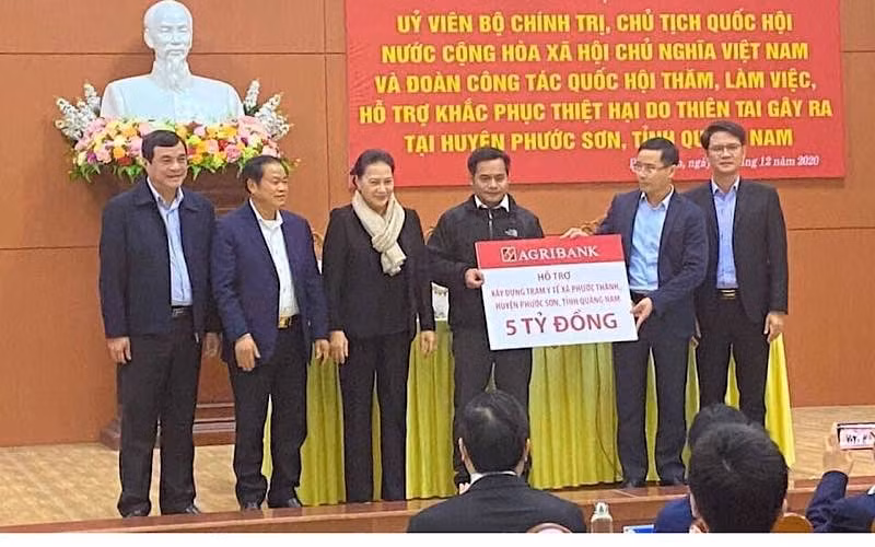 Chủ tịch Quốc hội thăm, tặng quà người dân huyện Phước Sơn -0