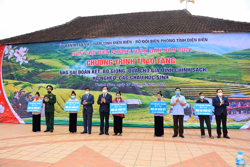 Các đồng chí lãnh đạo Tỉnh ủy, HĐND, UBND, Ủy ban MTTQ Việt Nam tỉnh Điện Biên và lãnh đạo Bộ Chỉ huy BĐBP Điện Biên trao nhà Đại đoàn kết tặng các gia đình nghèo xã Thanh Nưa.