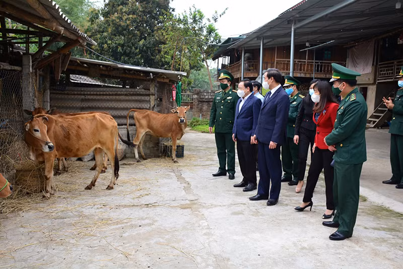 Trao gần trăm phần quà tặng các gia đình đồng bào DTTS trên biên giới -0