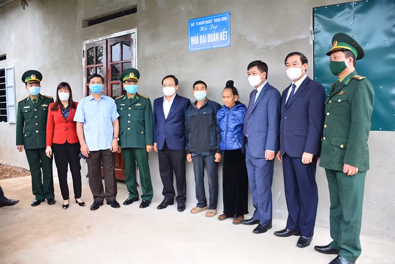 Trao gần trăm phần quà tặng các gia đình đồng bào DTTS trên biên giới -0