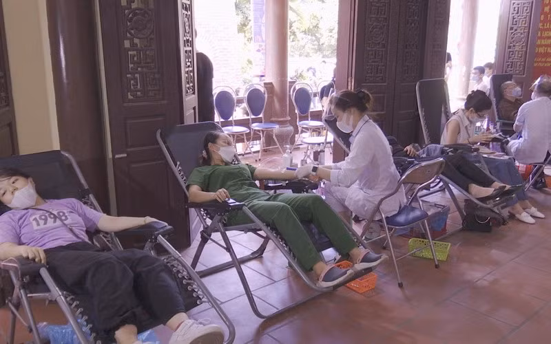 Các tình nguyện viên tham gia hiến máu