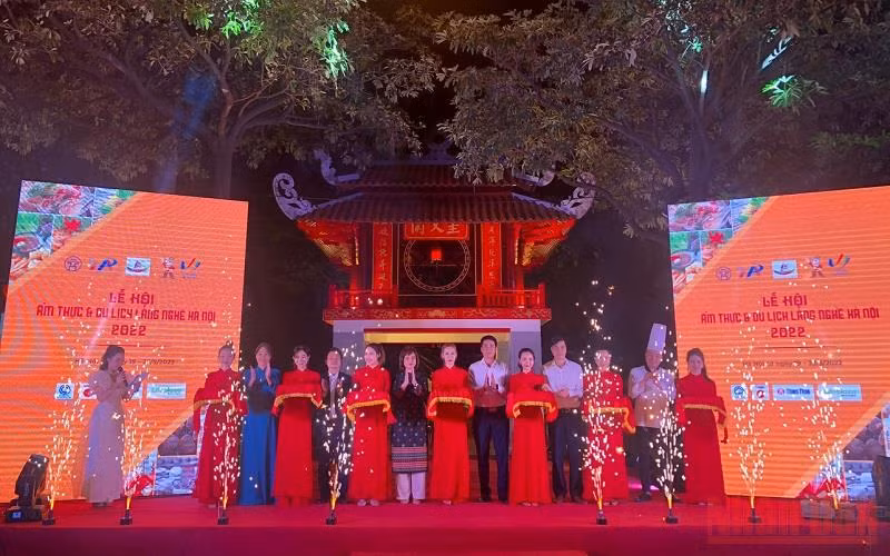 Các đại biểu khai mạc Lễ hội Ẩm thực và Du lịch làng nghề Hà Nội năm 2022.