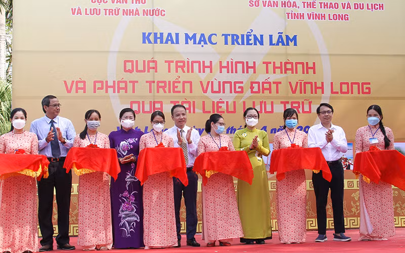 Khai mạc triển lãm “Quá trình hình thành và phát triển vùng đất Vĩnh Long qua tài liệu lưu trữ” sáng 27/4. 