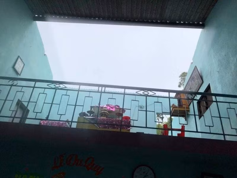 Nhà dân thôn Đồng Trì bị tốc mái.