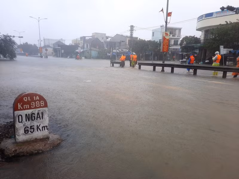 Quốc lộ 1A đoạn từ Kỳ Lý đến Quán Gò ngập sâu. 