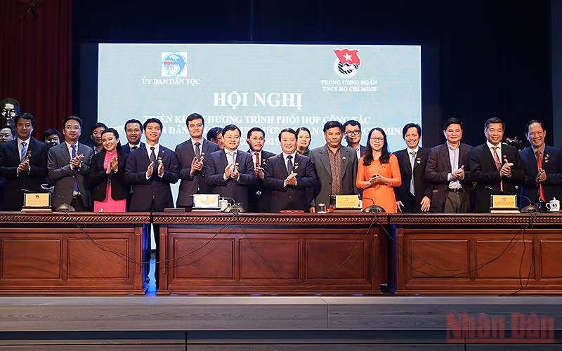 Đại diện lãnh đạo Ủy ban Dân tộc và Trung ương Đoàn ký kết chương trình phối hợp công tác giữa 2 bên.