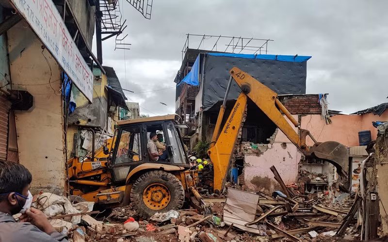 Hiện trường vụ sập nhà tại Mumbai, Ấn Độ, tối 9-6. (Ảnh: Reuters)