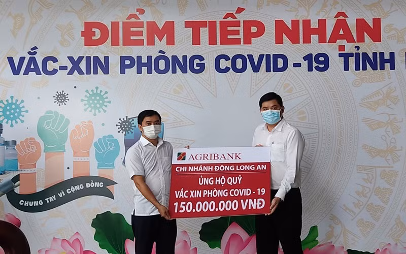Trao tiền ủng hộ Quỹ Vaccine phòng dịch Covid-19 tỉnh Long An.