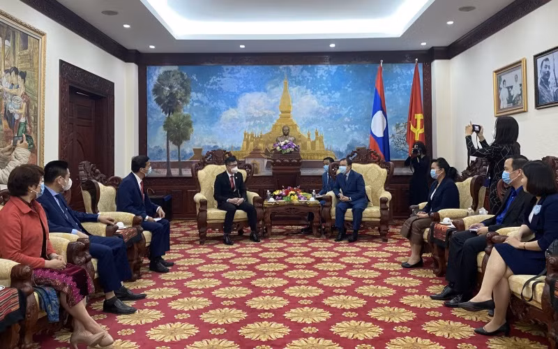 Đại sứ Lào tại Việt Nam tiếp đại diện Công ty KTS Việt Nam.