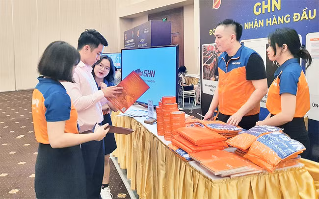 Doanh nghiệp tại TP Hồ Chí Minh giới thiệu sản phẩm công nghệ "Make in Vietnam 2020”.