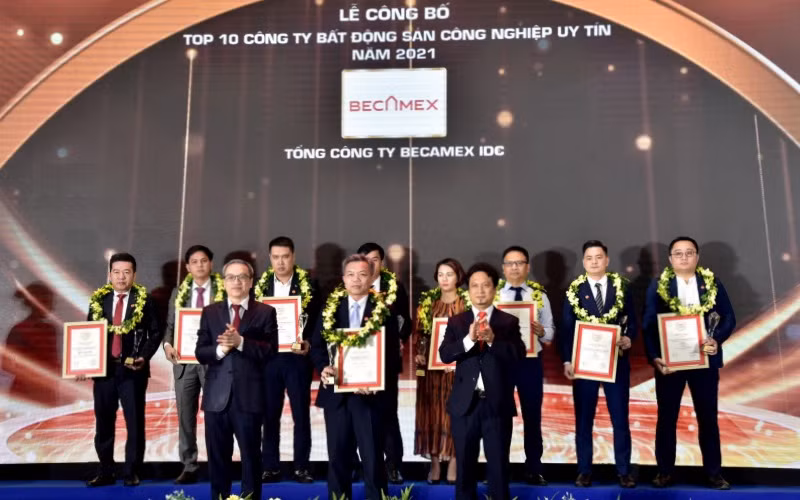 Becamex IDC đứng đầu Top 10 Công ty bất động sản công nghiệp uy tín nhất năm 2021.