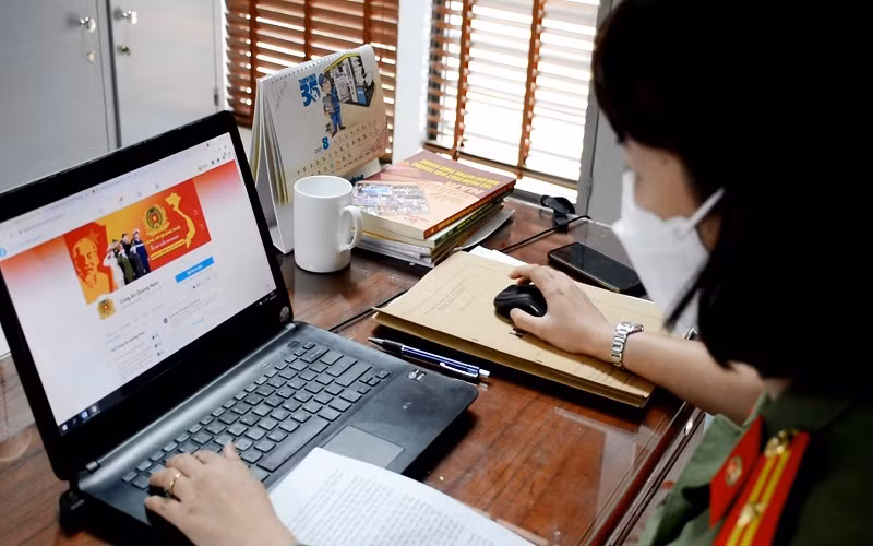 Cán bộ, chiến sĩ Công an tỉnh Quảng Nam luôn cập nhật, khai thác thông trên Trang fanpage “Công an Quảng Nam”.