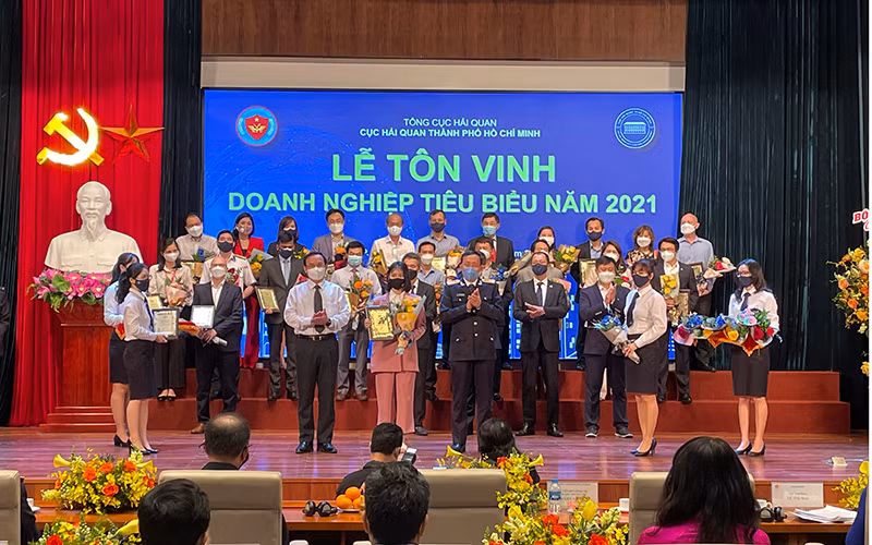 Lãnh đạo Thành phố Hồ Chí Minh và Tổng Cục Hải quan Việt Nam trao bằng vinh danh doanh nghiệp xuất sắc - tiêu biểu năm 2021.
