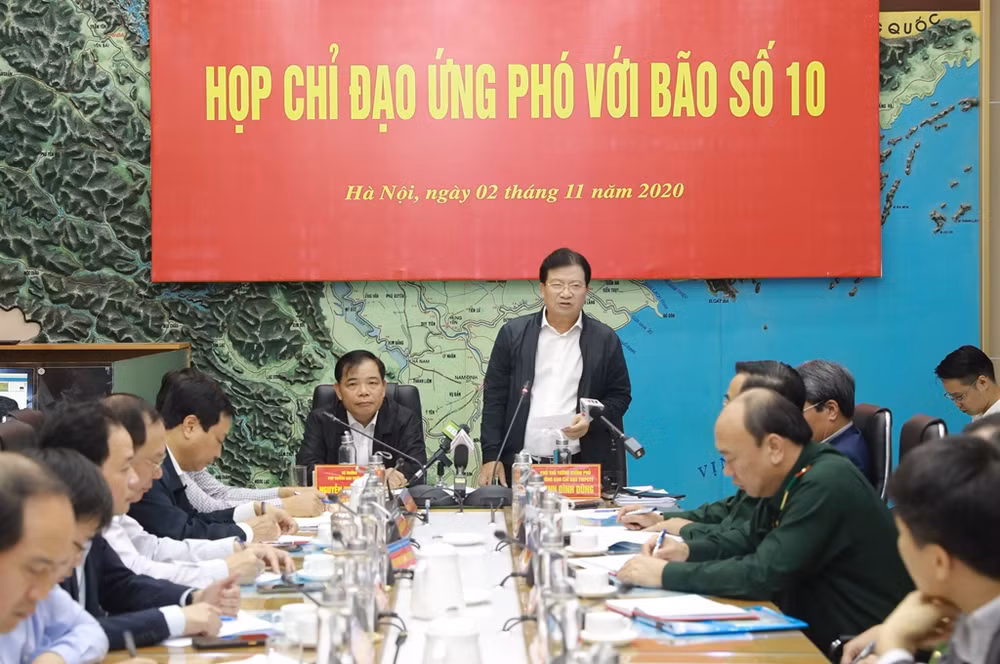 Phó Thủ tướng Trịnh Đình Dũng phát biểu tại cuộc họp ứng phó bão số 10 (Goni).