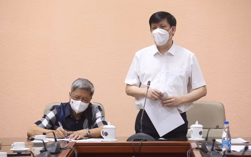 GS, TS Nguyễn Thanh Long giao nhiệm vụ cho đoàn cán bộ y tế sang Lào hỗ trợ chống dịch.