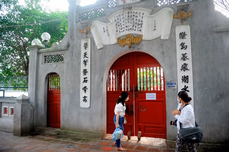 Khu di tích Đền Ngọc Sơn, quận Hoàn Kiếm (Hà Nội)  thực hiện tạm dừng đón khách theo công điện của Chủ tịch UBND TP Hà Nội từ 17 giờ, ngày 3-5.