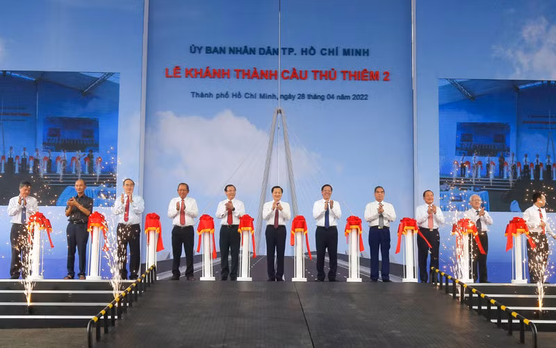 Các đại biểu thực hiện nghi thức khánh thành cầu Thủ Thiêm 2.