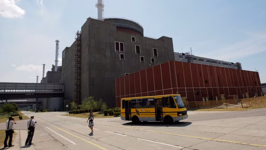 Bên ngoài nhà máy điện hạt nhân Zaporizhzhia. (Ảnh: REUTERS)