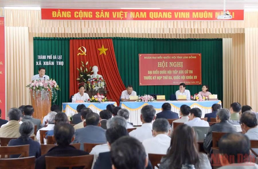 Đồng chí Phan Đình Trạc phát biểu ý kiến tại buổi tiếp xúc. 