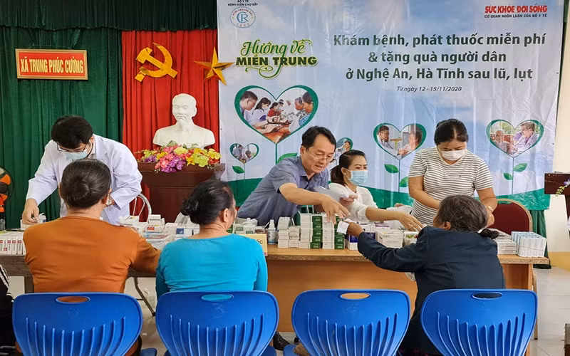 Các bác sĩ thăm khám bệnh, cấp thuốc điều trị và tặng quà miễn phí.