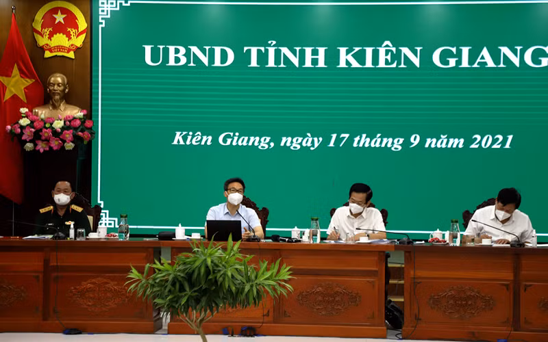 Phó Thủ tướng Vũ Đức Đam (giữa) tại buổi làm việc.
