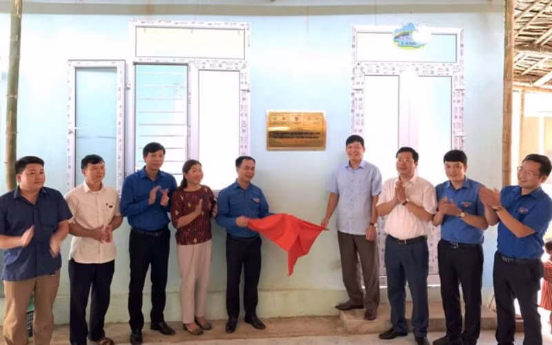 Các đại biểu kéo băng khánh thành công trình điểm Trường mầm non khu Sỏi - Bìn.