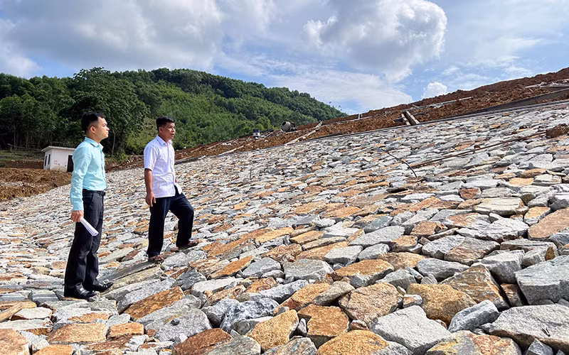 Cán bộ Ban Quản lý khai thác công trình thủy lợi Tuyên Quang kiểm tra an toàn hồ thủy lợi Kỳ Lãm, phường Đội Cấn, thành phố Tuyên Quang.