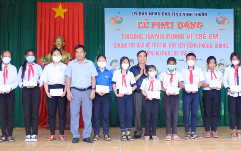 Đại diện lãnh đạo Sở Lao động-Thương binh và Xã hội; Quỹ Bảo trợ trẻ em tỉnh Ninh Thuận trao 10 suất học bổng cho trẻ em nghèo hiếu học trên địa bàn huyện Ninh Sơn.