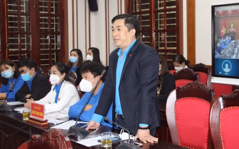 Đại diện cán bộ và đoàn viên dự hội nghị đặt câu hỏi với đồng chí Bí thư Tỉnh ủy và Chủ tịch UBND tỉnh.