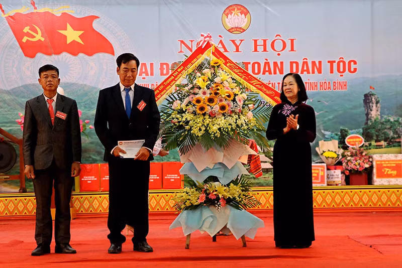 Đồng chí Trương Thị Mai dự ngày hội Đại đoàn kết dân tộc tại Hòa Bình -0