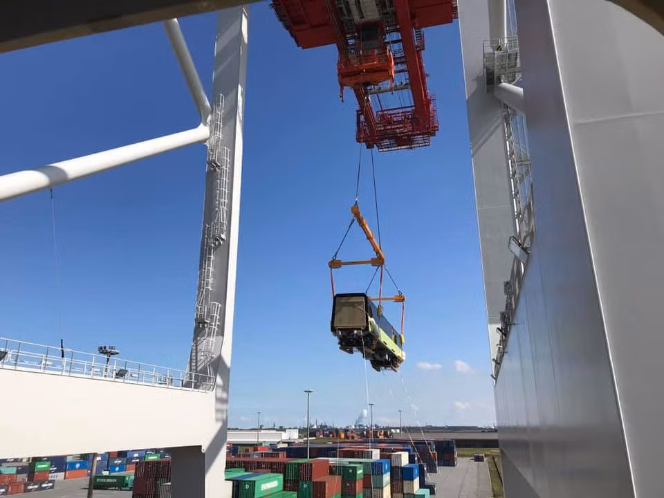 Cận cảnh đoàn tàu Nhổn – ga Hà Nội đang trên đường về Việt Nam -0