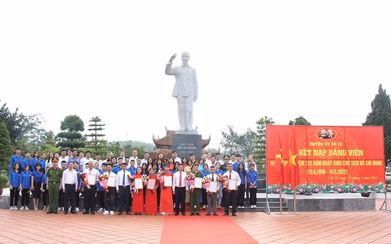 Lãnh đạo huyện Cô Tô và các đảng viên mới, đảng viên chính thức chụp ảnh lưu niệm dưới tượng đài Chủ tịch Hồ Chí Minh trên đảo.