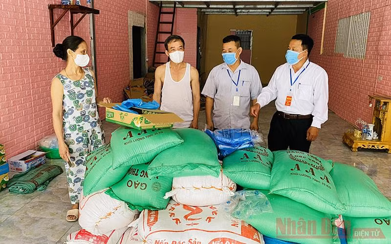 Cán bộ thị trấn Nếnh huyện Việt Yên (Bắc Giang) kiểm tra hàng cứu trợ tại kho hàng.