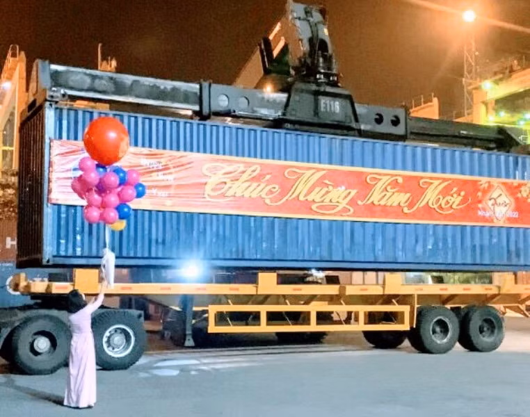 Cảng Hải Phòng đón mã hàng đầu tiên của năm mới 2022 -0